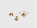 un lot composé de trois bagues en or et d'une boucle d'oreille en or