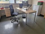 un bureau avec une chaise et un ordinateur dessus