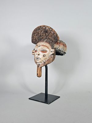 Délicat masque de cérémonie en bois polychromé et tissu pour…