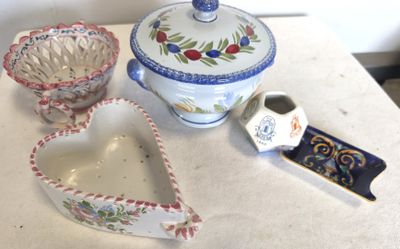 une table sur laquelle se trouvent un bol, une cuillère et d'autres objets