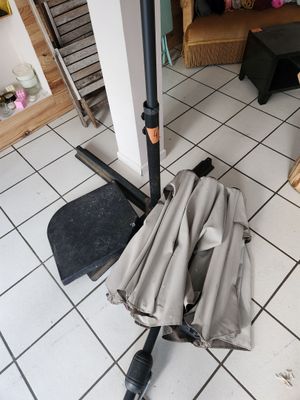 un parapluie posé par terre dans la pièce