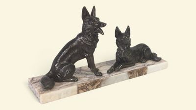 statue représentant un chien et un chat assis sur un socle en marbre