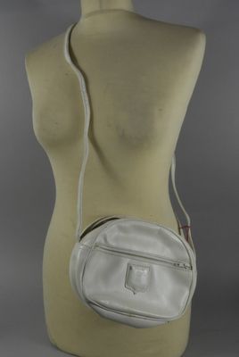 sac à bandoulière en cuir blanc posé sur le torse d'un mannequin