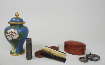 Lot comprenant : - deux peignes à moustache dans leur étui, …