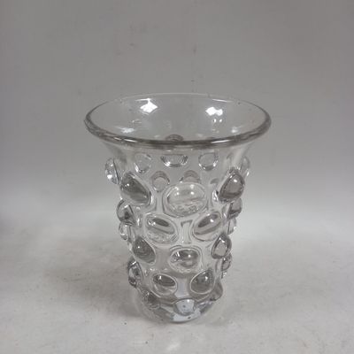 un vase en verre posé sur une table