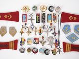 de nombreux insignes disposés sur un fond blanc