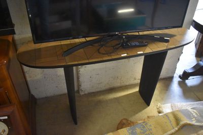 une télévision à écran plat posée sur une table en bois