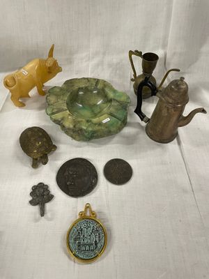 un grand nombre d'objets posés sur une table
