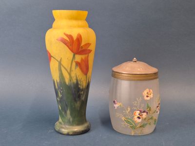 deux vases posés l'un à côté de l'autre sur une surface bleue