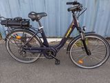 un vélo garé devant un bâtiment