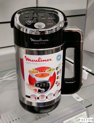 un mixeur posé sur une table en verre