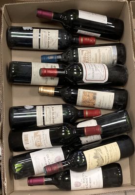 plusieurs bouteilles de vin dans une caisse sur la table