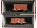 deux caisses contenant chacune deux wagons