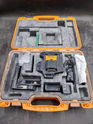une mallette orange contenant des outils, posée sur une table