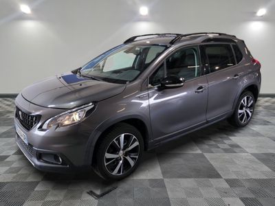 Le SUV Nissan gris est garé sur un sol en carrelage à damier.
