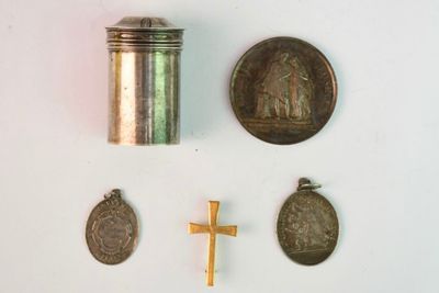 trois pièces et une croix sur un fond blanc