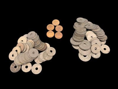 deux tas de pièces d'argent et un tas de pièces sur fond noir