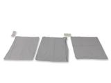 un ensemble de trois morceaux de tissu gris sur fond blanc