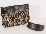 un sac à main marron et noir avec une bandoulière en chaîne, à côté d'un porte-monnaie marron et noir