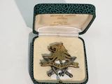 une petite boîte contenant une médaille