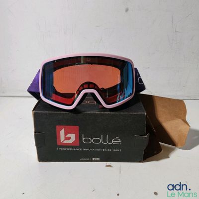 une boîte sur laquelle est posée une paire de lunettes de ski
