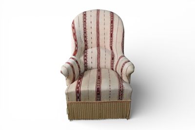 Bergère garnie d'un tissu écru et lie de vin.