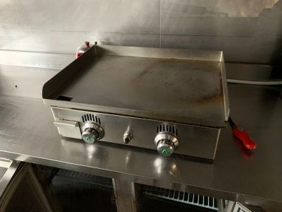 plan de travail en acier inoxydable équipé de deux brûleurs et d'une plaque de cuisson