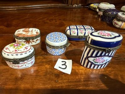 une table sur laquelle se trouvent de nombreuses petites boîtes