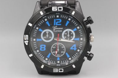 La montre est noire, avec un cadran bleu et une trotteuse rouge.