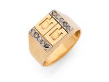 gros plan d'une bague en or et diamants sur fond blanc