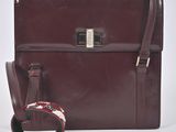 sac à main en cuir bordeaux avec bandoulière et dragonne