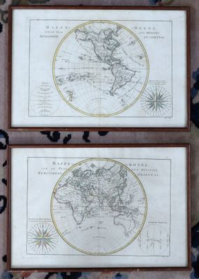 deux cartes du monde encadrées, présentées dans un cadre en bois