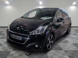 la petite voiture noire est garée dans une grande pièce