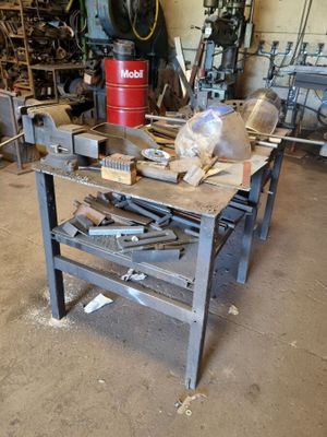 une photo d'un établi dans un atelier, avec des outils