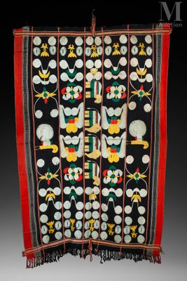 un tissu noir et rouge orné d'un motif représentant des oiseaux et des fleurs