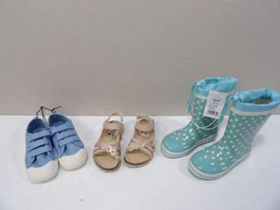 trois paires de chaussures pour bébé sont alignées sur une surface blanche
