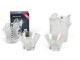 deux vases en verre transparent et une boîte posés sur une surface blanche