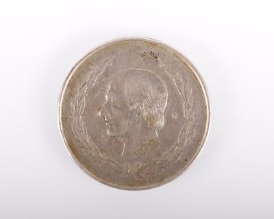 gros plan d'une pièce de monnaie sur une surface blanche avec un fond blanc