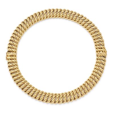 un bracelet en or jaune au motif torsadé