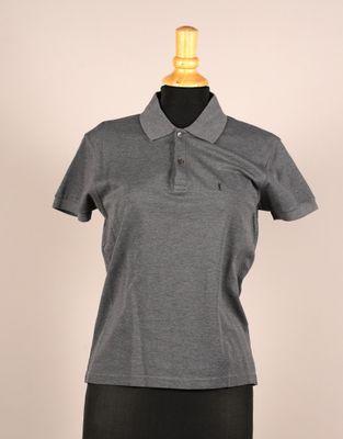 un polo gris pour femme, avec une jupe noire et un haut noir