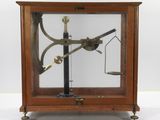 une vieille horloge avec un pendule et un pendule dessus