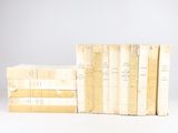 plusieurs livres sont empilés sur une surface blanche
