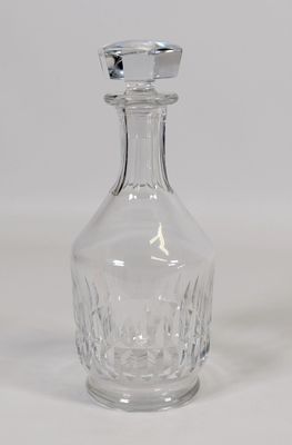 une bouteille en verre posée sur une table
