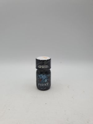 une petite bouteille de poivre posée sur une surface blanche