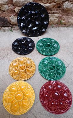 Service à coquillages en faïence de différentes couleurs.