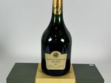 une bouteille de champagne posée sur une boîte verte