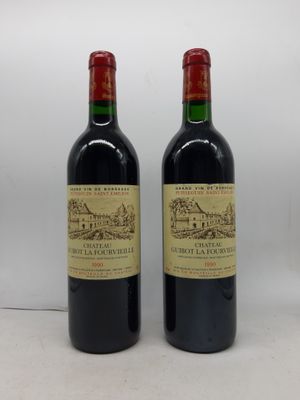 deux bouteilles de vin posées l'une à côté de l'autre sur une table
