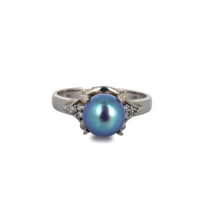 une image représentant une bague sertie d'une perle bleue et de diamants sur fond blanc