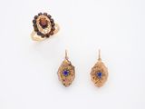 deux bagues en or et une bague ornée d'une pierre bleue au centre