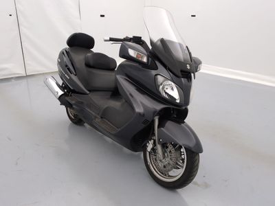 une photo d'une moto garée dans une pièce